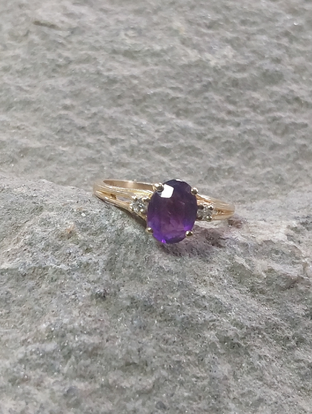 14 Kt Gold Amethyst Oval Ring with Accent Stones